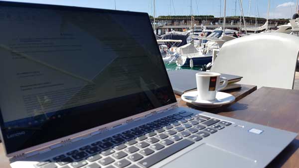 Arbeiten in der Sonne mit Laptop